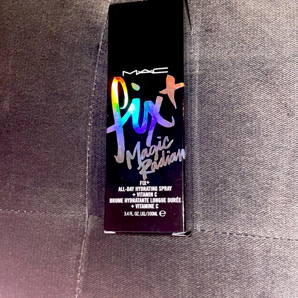 MAC Flixt Magic Radiance hydrating spray Vitamin C
